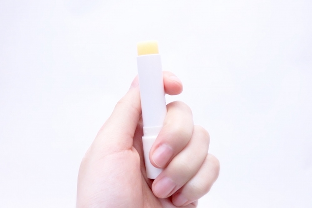 嘴唇乾裂用舌頭舔濕會更糟?醫師:嚴重時還會長疱疹!選對護唇膏就能幫大忙 嘴唇乾裂用舌頭舔濕會更糟?醫師:嚴重時還會長疱疹!選對護唇膏就能幫大忙