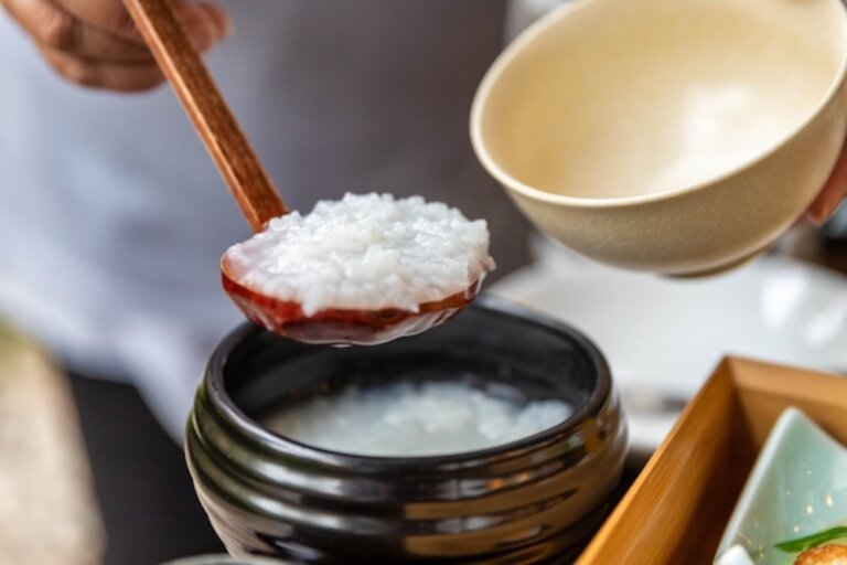 冬令進補事半功倍！中醫師分享多數體質都適合的「百合杏仁粥」養生食補