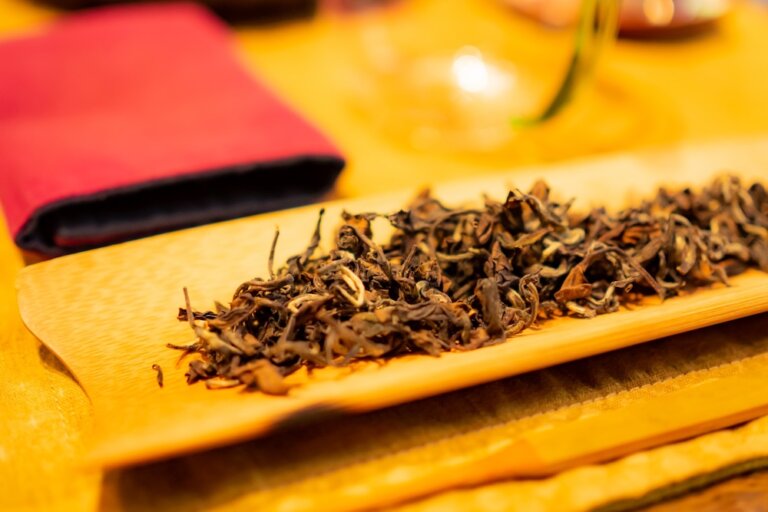 茶葉要如何製作？東方美人茶類似蜂蜜的風味其實是害蟲造成的？