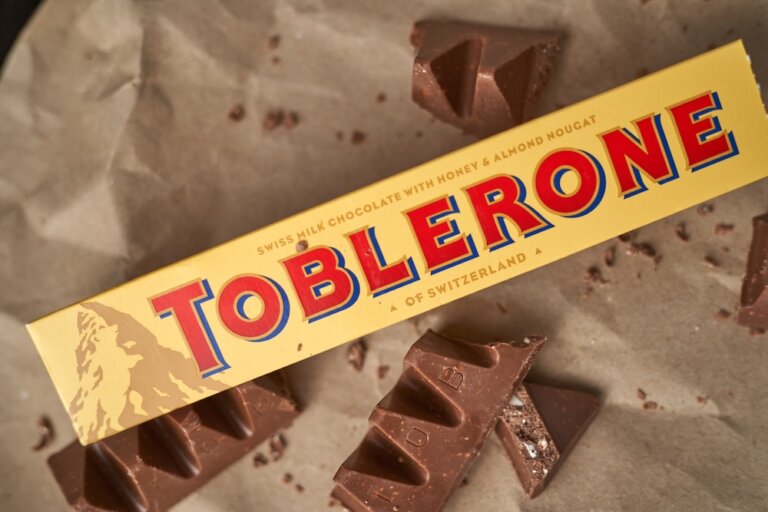 有熊藏在山裡!Toblerone 瑞士三角巧克力的 logo 為什麼話題性很高?
