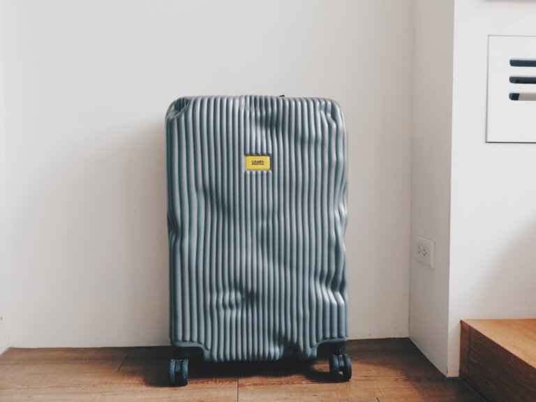 再也不怕行李箱被撞凹！Crash Baggage STRIPE系列「條紋撞擊行李箱」開箱，360度多向滾輪、三段式拉桿，單手就能輕鬆掌握