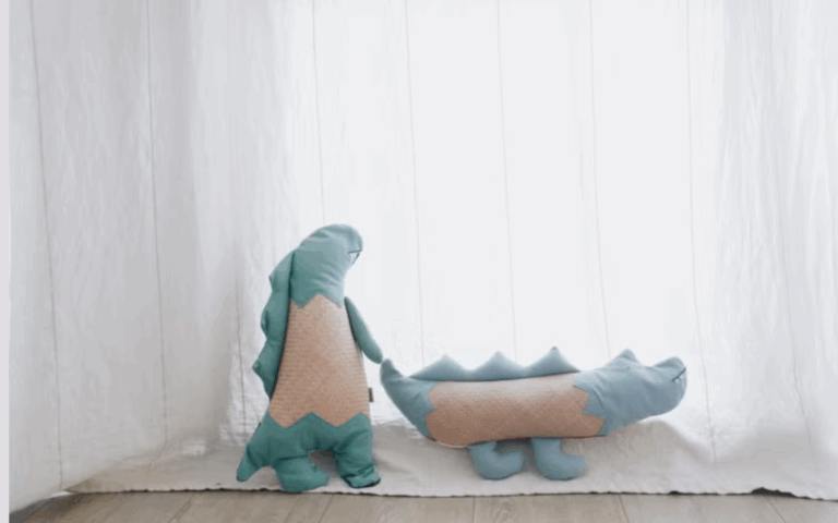 藺草編織小鱷魚抱枕：夏日兒童睡眠的天然涼感夥伴