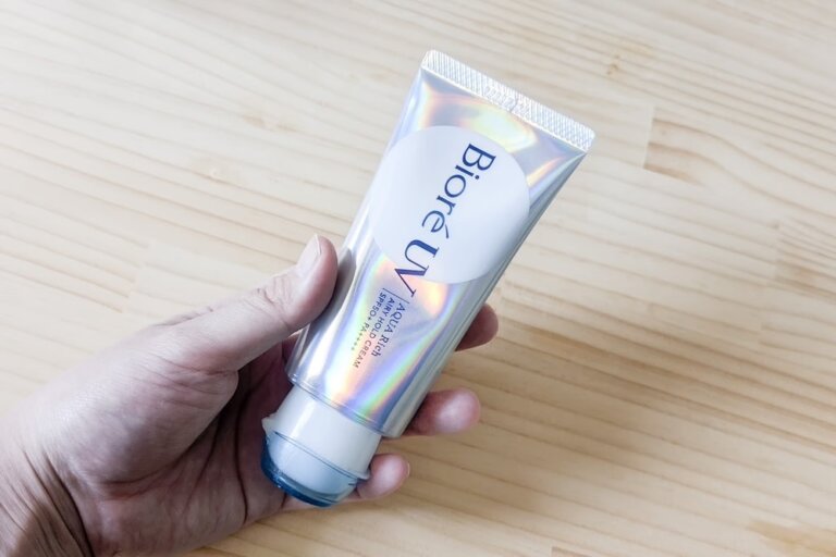 今年夏天最強防曬！Biore UV「Aqua Rich清爽水感防曬精華」實測：高防護、清爽不黏膩