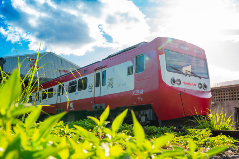 京急電鐵紅列車現身台鐵!「嗶嗶嗶嗶台灣號」彩繪列車限期6個月啟航,暢遊東北角夏日山海美景