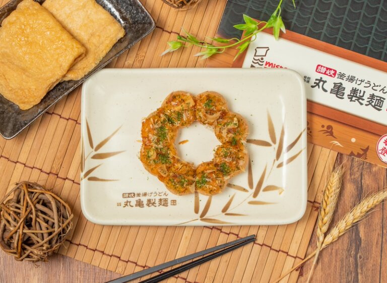 「Mister Donut×丸亀製麵」醬油豆皮甜甜圈開吃！蕃茄烏龍麵鹹派、明太子麻糬派同步登場