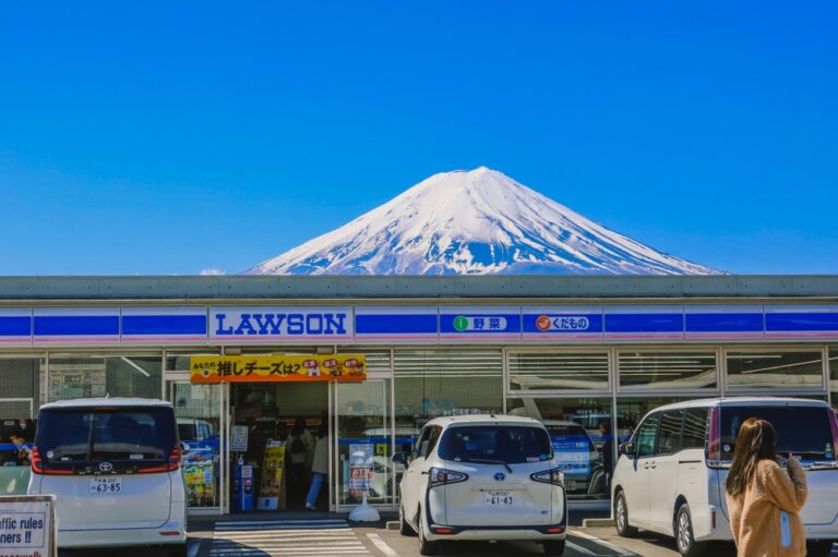 日本Lawson推出「車中泊」服務：只要3000日幣，就能在超商門口露營一夜