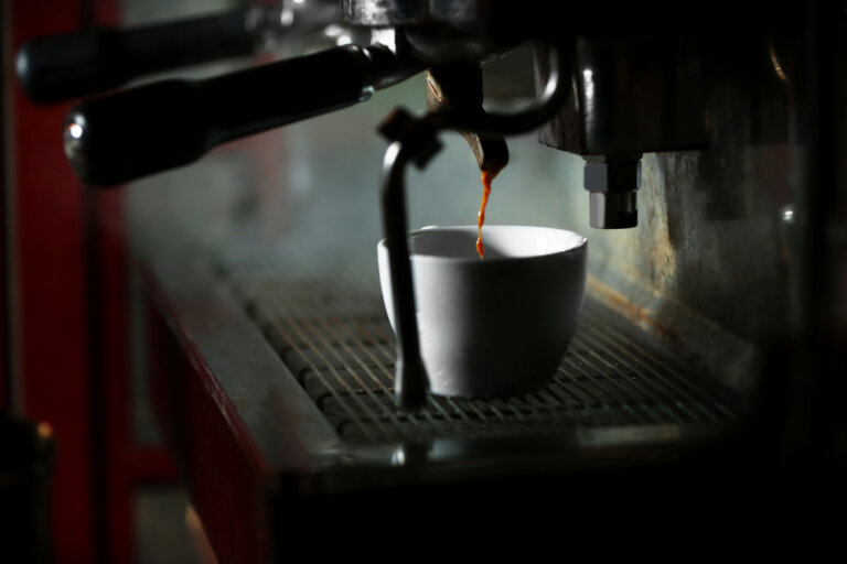 風靡咖啡愛好者的「Dirty Coffee」是什麼？台北哪裡喝得到？3間必訪的「髒髒」咖啡廳推薦
