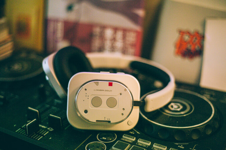 開箱｜Nothing Headphone(1)全罩式耳機：透明設計＋劇院級音效，通勤族夢幻神器