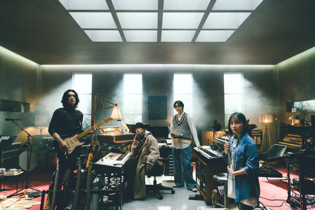 劇評｜Netflix《玻璃之心》：佐藤健領軍樂團，這場青春騷動為何讓人看了想談戀愛？