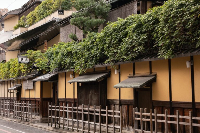 住進石板路上的古民家，用國寶製作的木器品嚐一碗湯豆腐：京都百年旅店「柊家旅館」為何讓川端康成等文豪如此推崇？