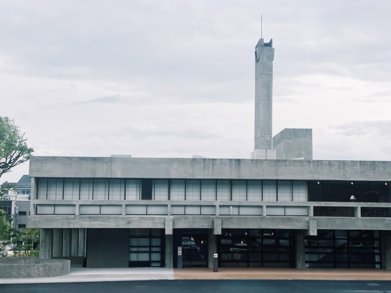 是旅店也是圖書館：改建自板倉準三的現代主義建築，舊上野市廳舍以「泊船HAKUSEN」之姿再次面世