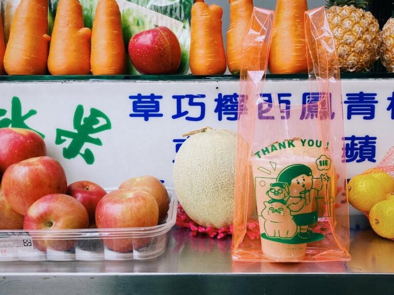 市場塑膠袋是能多可愛？愚室實驗所「復古飲料環保袋」，讓喝飲料成為帶有台灣記憶的日常儀式