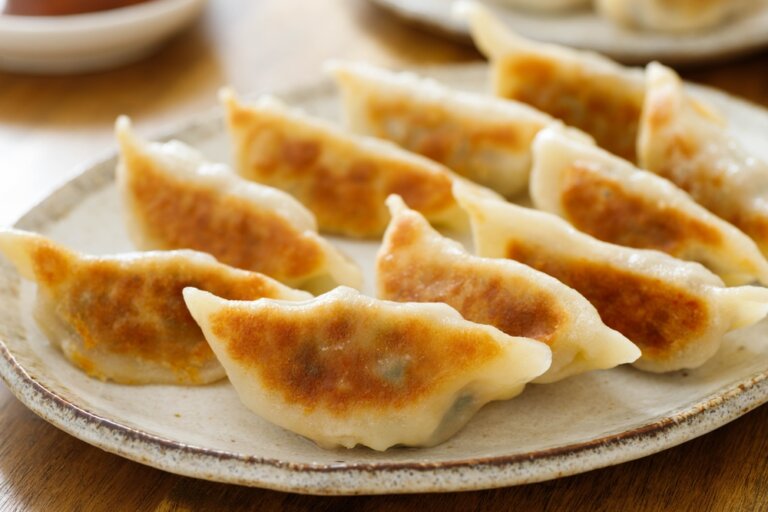 金黃餃子搭配焦脆冰花：在觀光客不熟悉的橫濱「關內車站」地區，有著受到當地居民愛戴的餃子餐廳