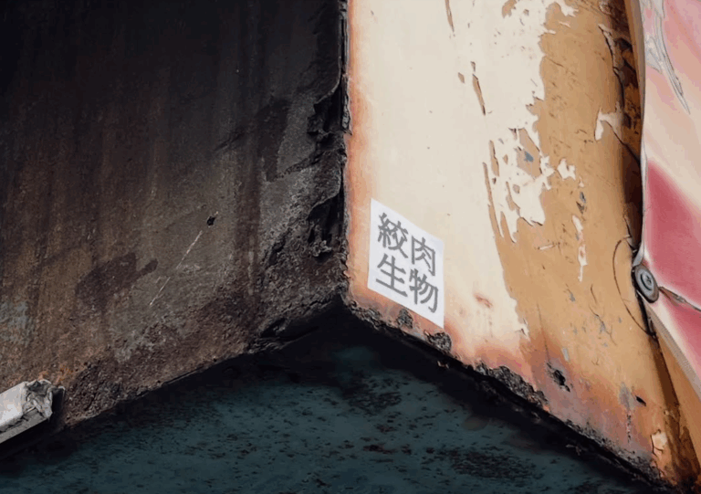 《行動代號:murmurtaipei》將於青春雞登場:進入被查封的秘密基地,用貼紙拼湊匿名特務的碎嘴日常 《行動代號:murmurtaipei》將於青春雞登場:進入被查封的秘密基地,用貼紙拼湊匿名特務的碎嘴日常