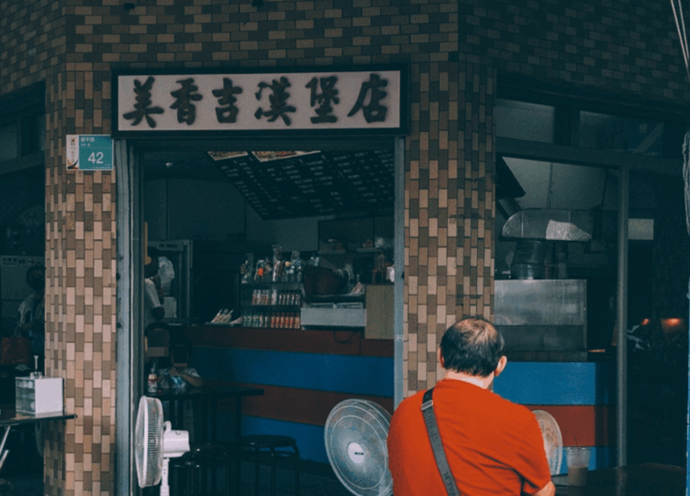 我家巷口｜對，台南人一早就吃炸雞！傳統又不那麼傳統的安平「美香吉早餐店」，雞翅和粉漿蛋餅都令人驚艷